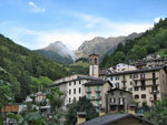 Ornica con sullo sfondo la Val d'Inferno e il Pizzo Tre Signori - foto Piero Gritti  25 agosto 07