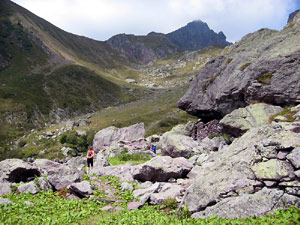 Enormi massi, pietroni, sparsi in alpeggio