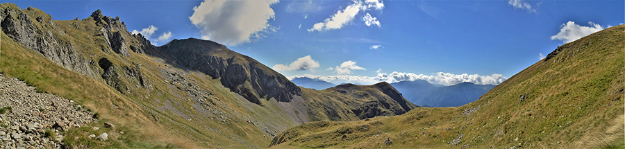 Dal colletto per il Monte di sopra vista panoramica sul percorso di salita dall'Avaro