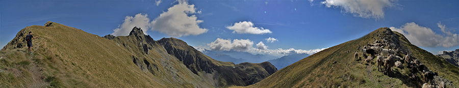 Dal colletto per il Monte di sopra vista panoramica sul percorso di salita dall'Avaro e dal Monte di sopra