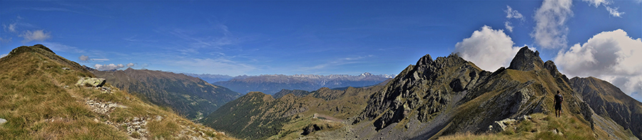 Dal Monte di sopra a sx la lunga cresta in saliscendi di salita al Monte Valletto