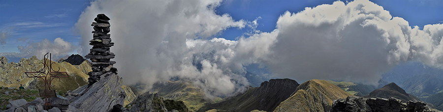 Dalla vetta del Monte Valletto (2371 m) vista panoramica a sud
        
        
        
        
        
        
        
        