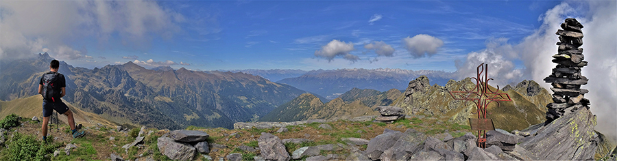 Dalla vetta del Monte Valletto (2371 m) vista panoramica a nord 