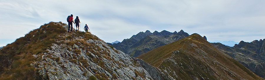 Scendendo in cresta verso il Monte di Sopra