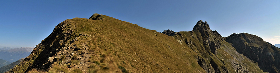 Dal colletto vista panoramica sul percorso di salita per il Monte di sopra a sx e il Valletto a dx