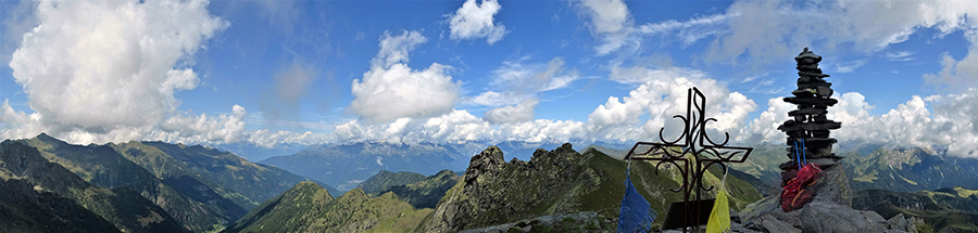 Dalla vetta del Monte Valletto vista panoramica a nord verso le Alpi Retiche