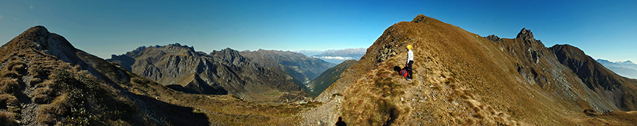 Dalla cresta del Monte di Sopra, vista verso Tre Signori, Benigni, Val Gerola e Monte Valletto 