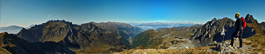 Dalla cresta del Monte di Sopra, vista verso Tre Signori, Benigni, Val Gerola e Alpi Retiche