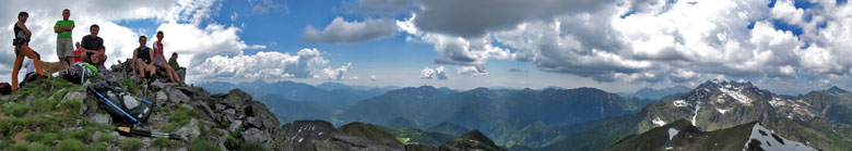 In vetta al Valletto- Vista verso le Orobie e le Alpi Retiche