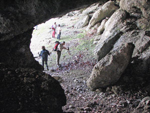Si scende nella grande grotta aperta sulla valle