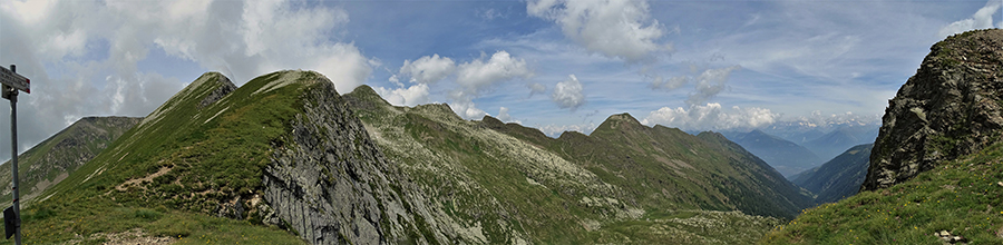 Vista panoramica dal Passo di Publino (2368 m) verso la Valle del Livrio