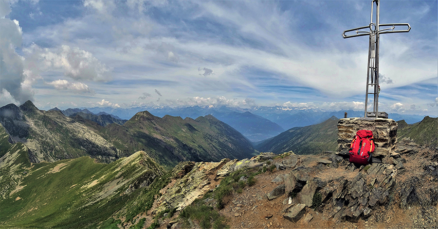 Vista panoramica dalla croce di vetta del Pizzo Zerna (2572 m) a nord