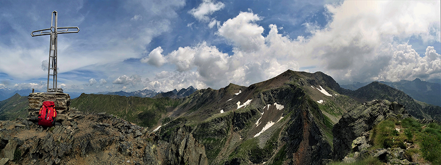 Vista panoramica dalla croce di vetta del Pizzo Zerna (2572 m) verso le cime orobiche