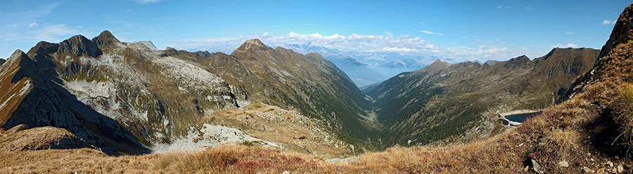 Salendo dal Passo di Publino al Pizzo Zerna vista verso la Valle del Livrio e le Alpi Retiche