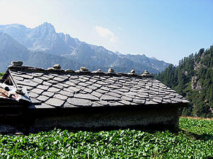 La Baita Vecchia a quota m. 1826, vista da sopra. con, sullo sfondo, il Pizzo del Becco