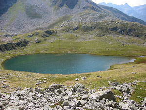 Lago di Valsambuzza, adagiato in una splendida conca glaciale