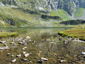 Lago di Valsambuzza, adagiato in una splendida conca glaciale