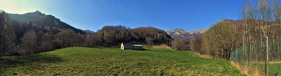 Ai pascoli della Vaccareggia con vista in Sodadura e Corno Zuccone