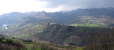 Vista panoramica verso il versante esposto a meridione della Val Taleggio