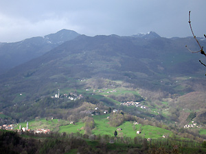 Vista da Peghera sul versante della Val Taleggio esposto a sud 