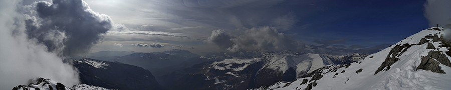 Dalla cresta di vetta in Venturosa vista in Val Taleggio