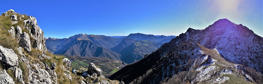 Scendendo dal Venturosa al Passo di Grialeggio con vista in Cancervo e Valle Brembana