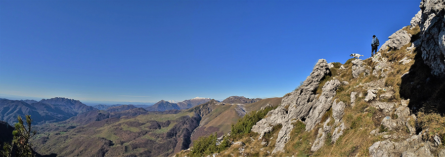 In ripida salita dalla Baita del Giacom alla cima Venturosa vista in Val Taleggio e verso Resegone e Grigne