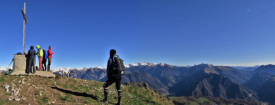 Alla croce di vetta del Venturosa (1999 m) con panorama ad est verso le cime orobiche imbiancate della prima neve