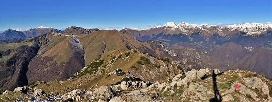 Dalla vetta del Venturosa (1999 m) panorama ad oest-nord-ovest verso le cime orobiche imbiancate della prima neve
