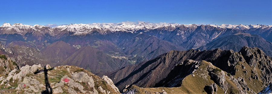 Dalla vetta del Venturosa (1999 m) panorama ad esrt-nord-est verso le cime orobiche imbiancate della prima neve