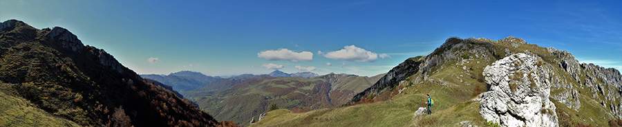 Al Passo di Grialeggio (1690 m) vista verso la Val Taleggio e il Venturosa