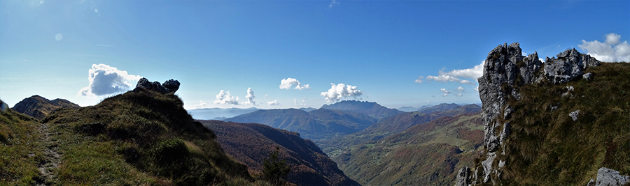 Panorama dal sentiero tra roccioni per il Venturosa verso la Val Taleggio