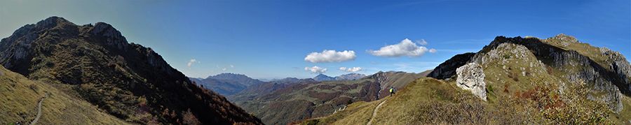 Al Passo di Grialeggio (1690 m) vista verso la Val Taleggio e il Venturosa