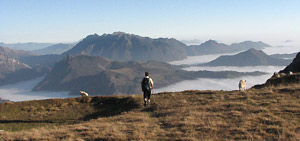 Affacciarsi per vedere la valle invasa dalla nebbia e i monti come isole