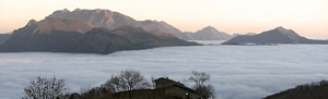 Tramonto sulla Valle Brembana ricoperta di nebbia