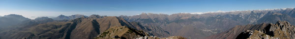 Panoramica dal Venturosa verso la Val Taleggio, l'alta e la media Valle Brembana