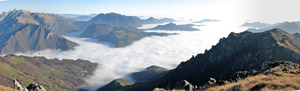 Panoramica dal Venturosa verso la media Valle Brembana invasa dalla nebbia