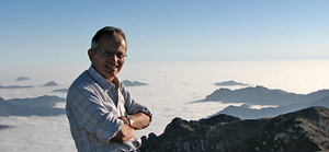 Dall’alto di cima Venturosa lo sguardo scorre, sopra la nebbia, verso ampi orizzonti - foto Alberto Giupponi