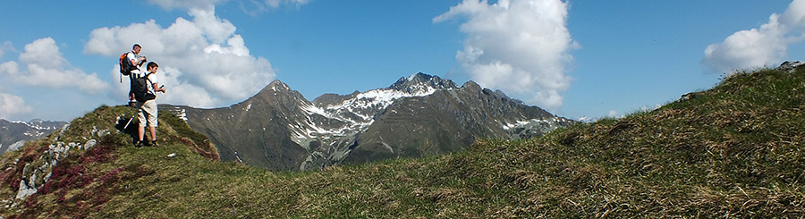Vista in Arete, Valegino, Cadelle dalla sella tra Valgussera e Vescovo