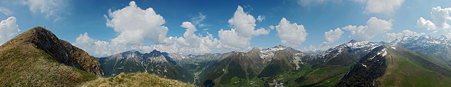Quasi in vetta al Pizzo Vescovo vista verso San Simone, Foppolo e le loro montagne