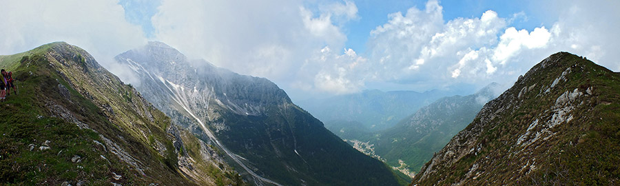In cresta tra i Monti Vindiolo e Vetro con vista verso il Pizzo e la vallata di Roncobello