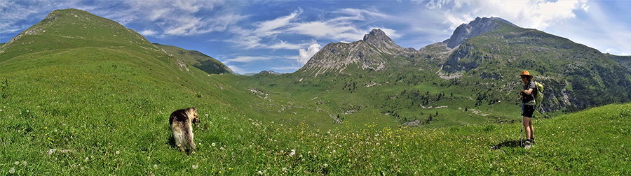 Dalla Baita Zuccone (1686 m) partenza salita per pratoni al Monte Vindiolo a sx - Corna Piana e Arera a dx