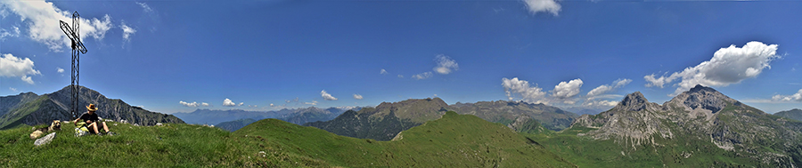 Dalla croce del Vindiolo (2056 m) splendida ampia vista panoramica