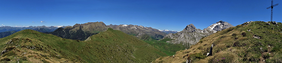 Dal Monte Vindiolo (2056 m) vista verso Monte Vetro (2054 m) ed oltre