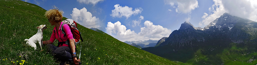 Sosta panoramica sulla ripida salita per pratoni a Cima Vindiolo