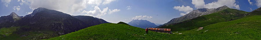 Panoramica dalla Baita Zuccone (1686 m)