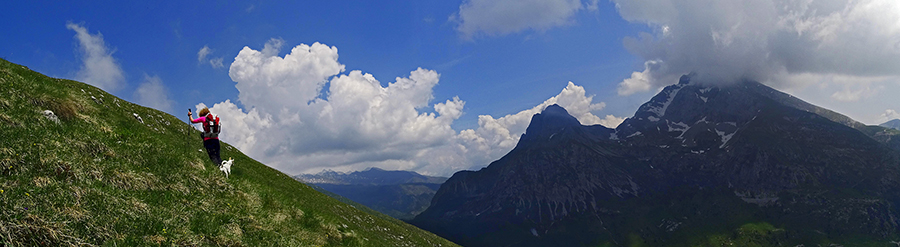 Salendo in direttissima a vista per pratoni alla cima del Monte Vindiolo