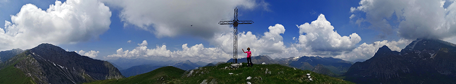 Alla croce del Monte Vindiolo (2056 m)