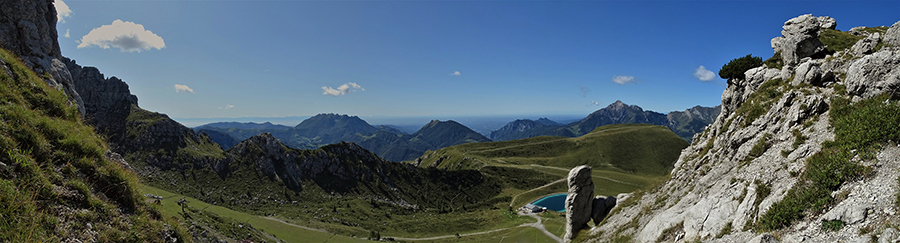 Vista panoramica salendo sullo Zucco Barbesino verso il RIf. Lecco ed oltre