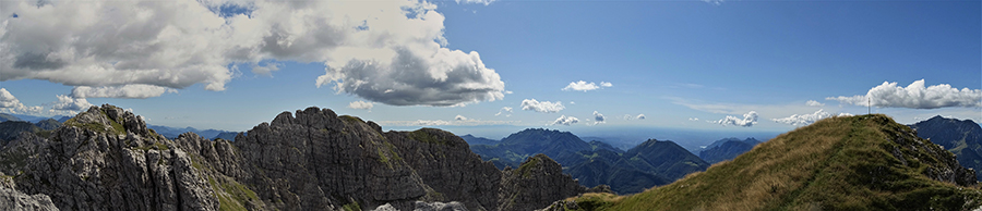 Vista panoramica dalla croce di vetta dello Zucco Barbesino (2154 m)